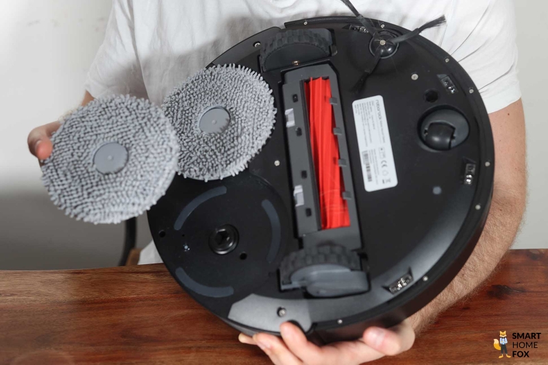 Wischpads werden am Roborock Q Revo angebracht.